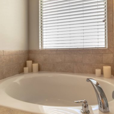 Kare çerçeve Modern banyo iç tarafı pencerenin önünde jaluzili banyo küveti