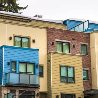 Park City Utah 'ta balkonları ve kışın karlı çatısı olan şehir evlerinin dış iskeleti.