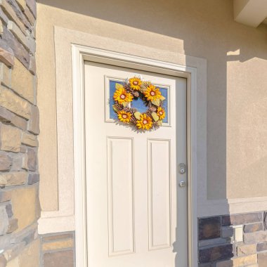 Modern evin kare ön kapısı ve ayçiçeği çelengi.