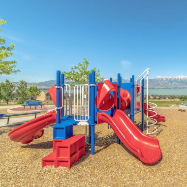 Kare çerçeve, göl ve Timpanogos dağlarının manzaralı oyun alanı