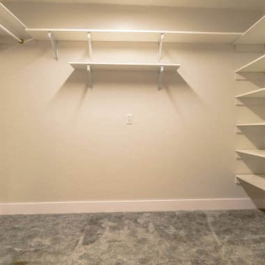 Kare çerçeve boş, rafları ve elbise askıları olan yeni bir evin dolabında yürü.