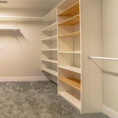 Boş Meydan Dolapları ve elbise askıları olan yeni bir evin dolabında yürü