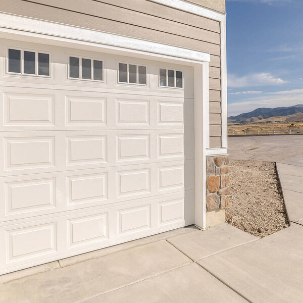 Квадрат и дорога традиционного, современного дома
