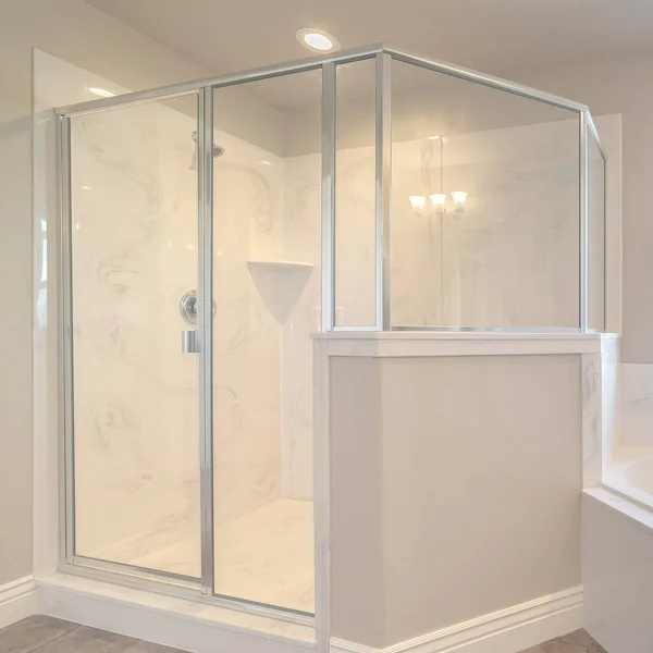 Square Contemporary marble bathroom shower and spa in white — Stockfoto