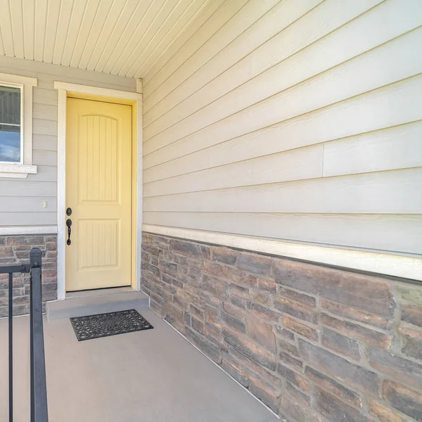 Square frame Front porch of suburban home with a yellow door — Stock Photo, Image