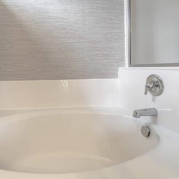 Carré blanc et gris salle de bain contemporaine intérieur fermer — Photo