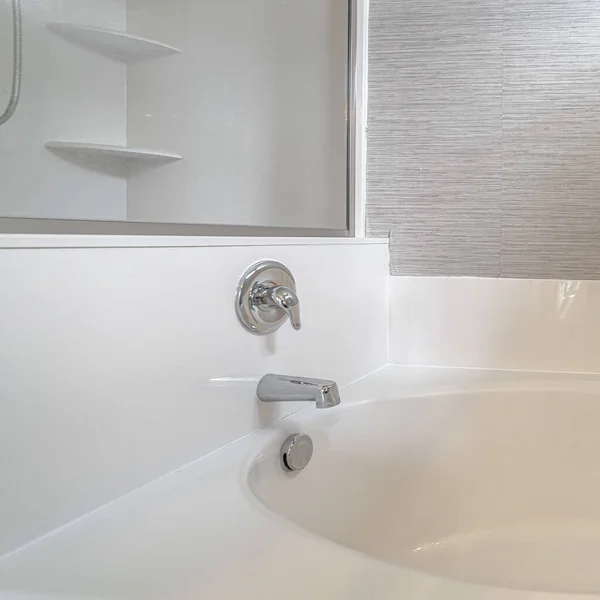 Fyrkantig ram Vit och grå modernt badrum interiör nära — Stockfoto