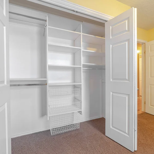 Čtvercový rám Prázdný bílý vestavěný ve skříni nebo šatníku interiér — Stock fotografie