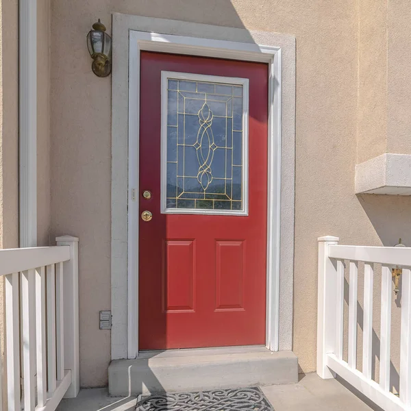 Puerta delantera cuadrada roja y escalones de la casa tradicional — Foto de Stock