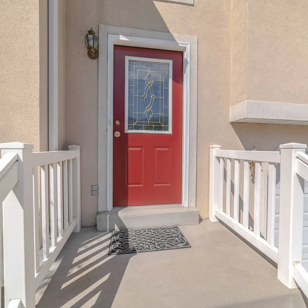 Marco cuadrado Puerta delantera roja y escalones de la casa tradicional — Foto de Stock