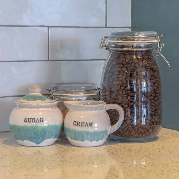 Кофе и сахар в стеклянных бутылках для хранения — стоковое фото