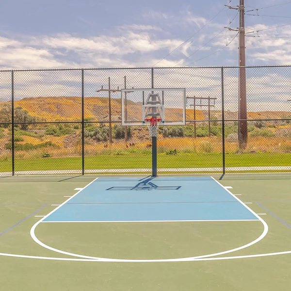 Square Outdoor basketball court on sunny, blue day — Stock Photo, Image