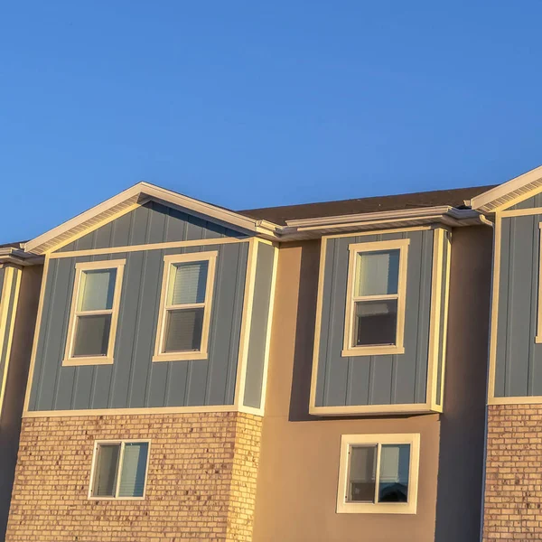 Cadre carré Focus sur l'étage supérieur de maisons de ville avec fond bleu ciel par une journée ensoleillée — Photo