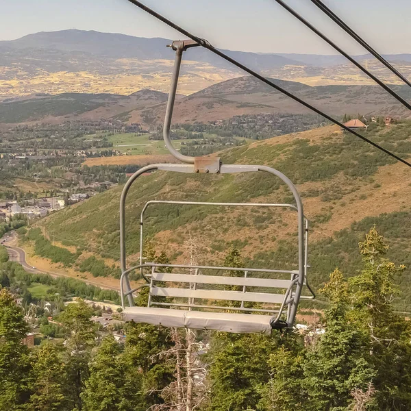 Quadrado Fora de época em Park City Utah com cadeiras com vista para a montanha da estação de esqui — Fotografia de Stock