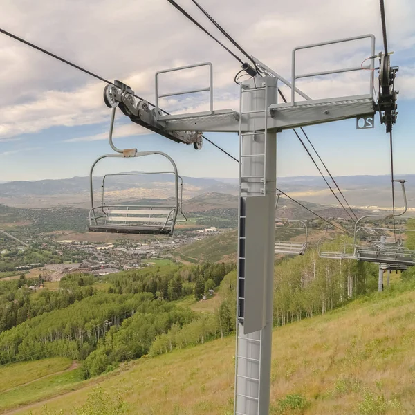 Vierkante frame Berglandschap tijdens de zomer in Park City Utah met focus op stoeltjesliften — Stockfoto