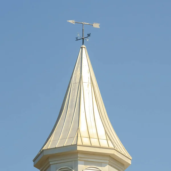 Quadratischer weißer Turm und Wetterfahne auf dem Dach einer Scheune auf einem Weingut vor blauem Himmel — Stockfoto