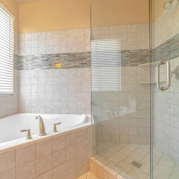 正方形浴室室内和带有明亮窗户灯的温泉浴场 — 图库照片
