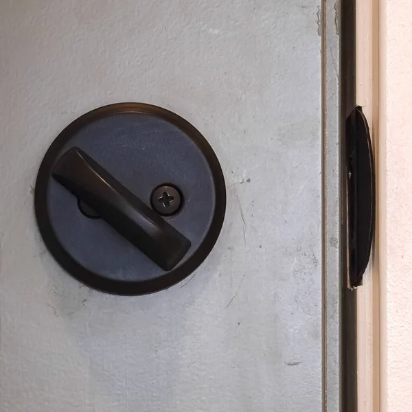 Kwadrat Zamknij czarny pokrętło drzwi i odblokowany zamek — Zdjęcie stockowe