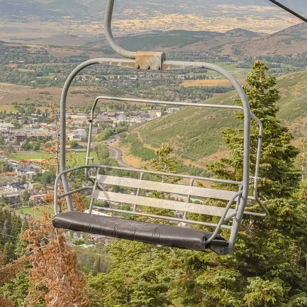 Vierkante frame Stoeltjesliften met uitzicht op het zomerlandschap in een skigebied in Park City — Stockfoto