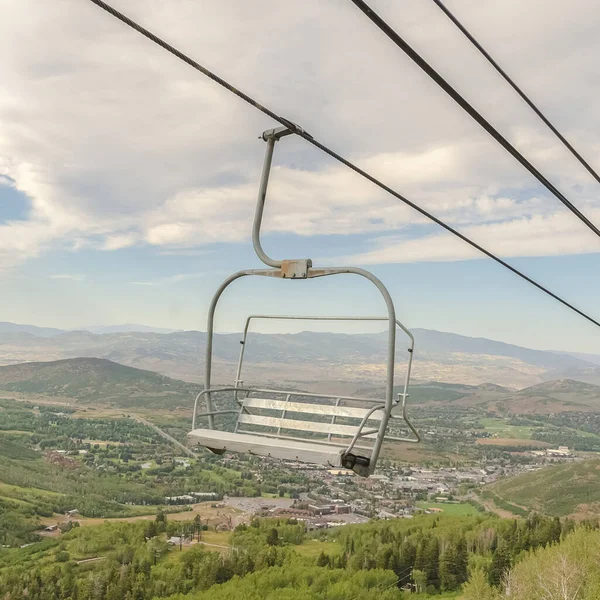 Plein Buiten het seizoen in Park City Utah met stoeltjesliften en vanuit de lucht uitzicht op de berg — Stockfoto