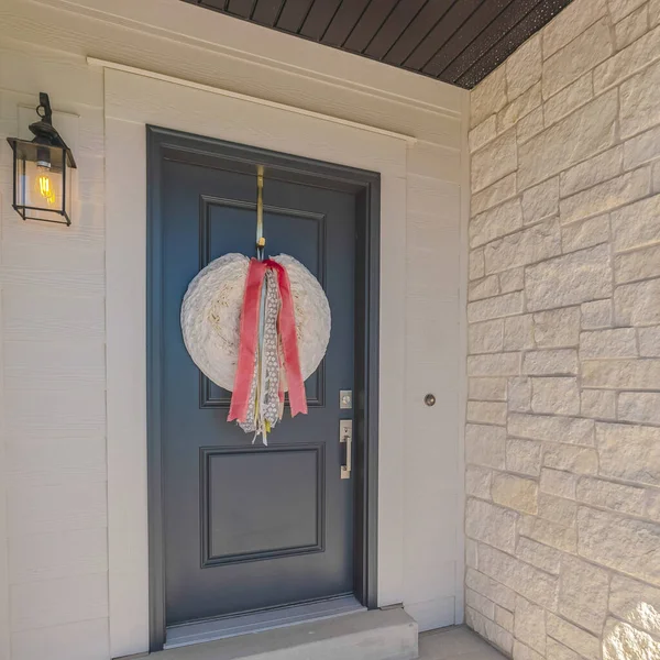 Квадратная рама Входная дверь пригородного дома с приветственным ковриком — стоковое фото