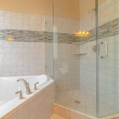 Kare banyo iç mekan ve banyo pencere ışıklandırması