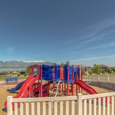 Göl manzaralı kare oyun alanı ve mavi gökyüzünün altındaki Timpanogis dağları