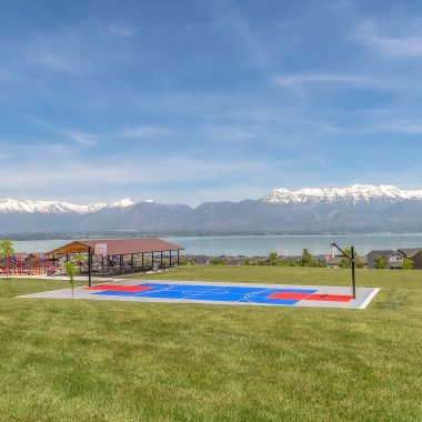 Basketbol sahası piknik salonu ve aile evleri olan kare manzaralı göl manzarası