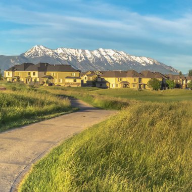 Kare çerçeve Sunny gündüz görüşü ev ve golf sahasına uzanan çimenli zemin