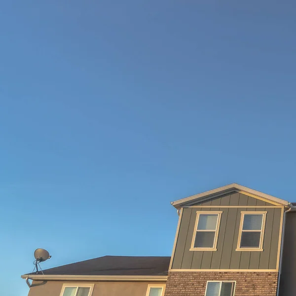 Square Felső emelet lakóházak alulról a kék ég ellen egy napsütéses napon — Stock Fotó