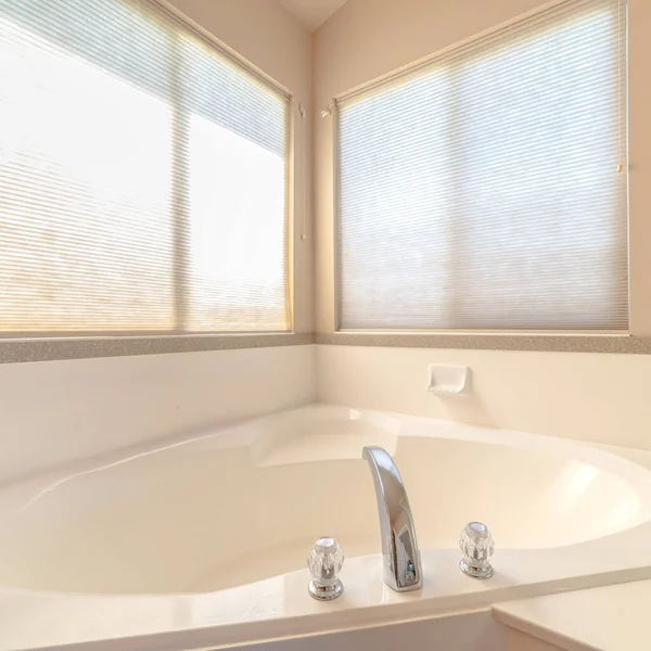 Kare çerçeve Lüks banyo küveti Parlak, sıcak pencere ışığıyla — Stok fotoğraf