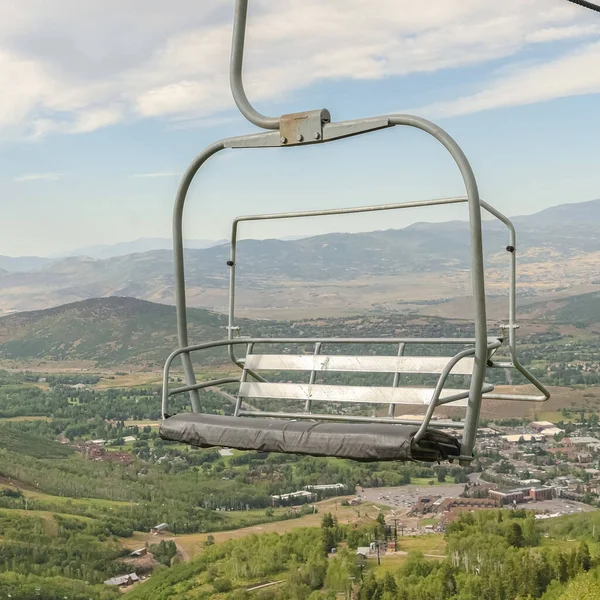 Vierkante stoeltjeslift en vanuit de lucht uitzicht op een skigebied in Park City in het laagseizoen maanden — Stockfoto