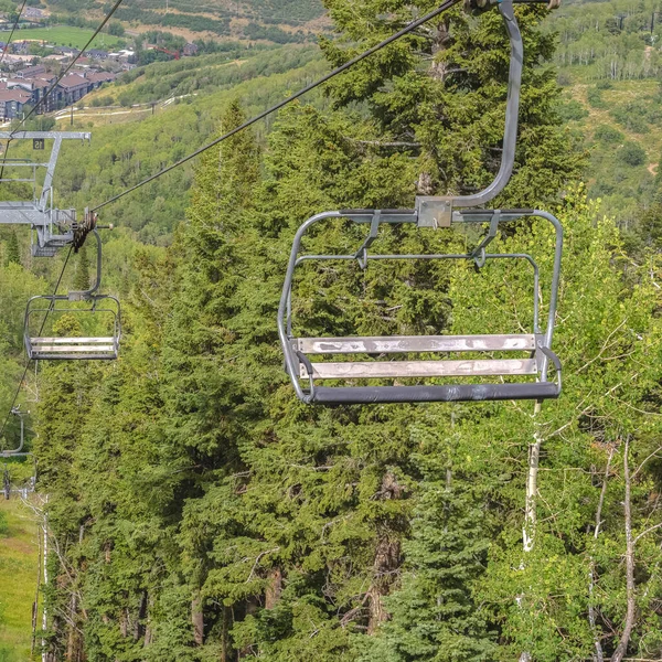 Vierkante frame Stoelen liften en wandelpaden in een Park City skigebied op een schilderachtige zomerdag — Stockfoto