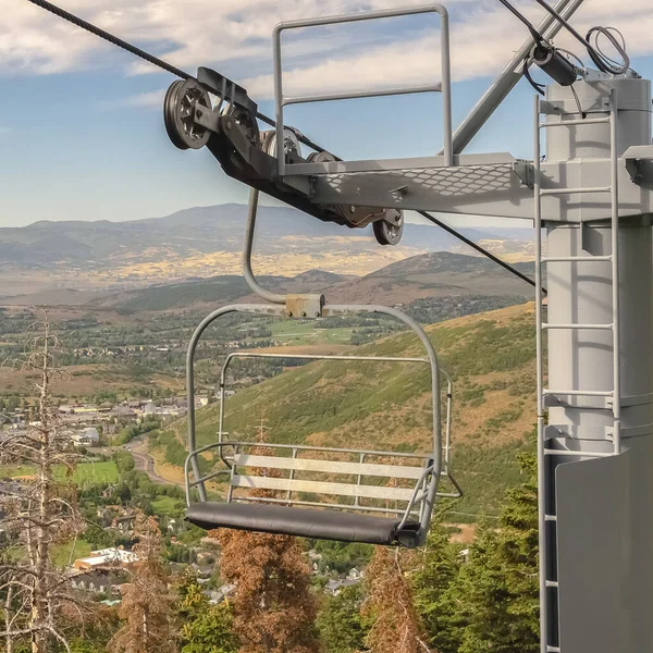 Square Focus op stoeltjesliften in Park City Utah skigebied tijdens het laagseizoen in de zomer — Stockfoto