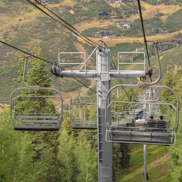 Vierkante frame Scenic Park City Utah landschap tijdens het laagseizoen met close-up van stoeltjesliften — Stockfoto