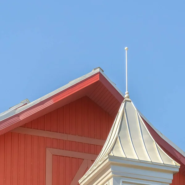 Marco cuadrado Cierre del techo de un granero en un viñedo contra el cielo azul claro en un día soleado — Foto de Stock