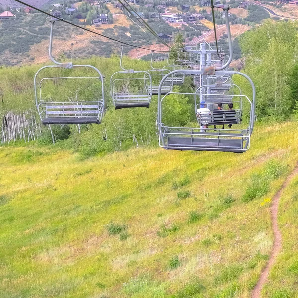 Sillas cuadradas sobre la montaña con hierbas y senderos en Park City Utah en verano — Foto de Stock