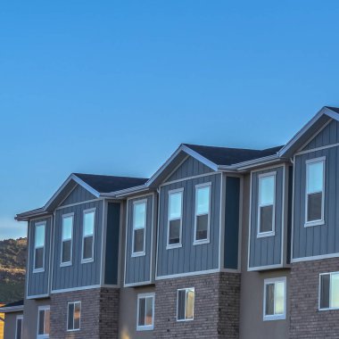 Kare çerçeve Temiz mavi arkaplan ile kasaba evlerinin üst katını kapatın