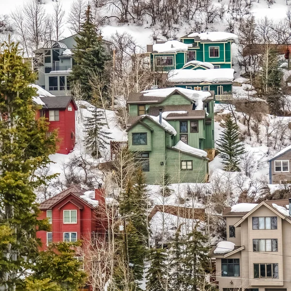 Marco cuadrado Bonitas casas de varios pisos en Park City Utah en una montaña con nieve en invierno — Foto de Stock