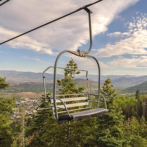 Quadro quadrado Chairlift com vista para a paisagem panorâmica Park City Utah em um dia ensolarado de verão — Fotografia de Stock