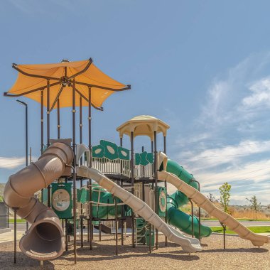 Güneşli bir günde açık hava oyun parkında insanların olmadığı kare kare kare.