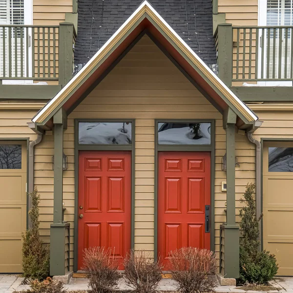 Marco cuadrado Entrada de casas adosadas con vibrantes puertas acristaladas y puertas de garaje — Foto de Stock