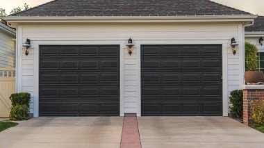 Panorama Gündüz vakti garaj yolu olan çift katlı garaj