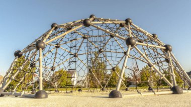 Panorama çerçevesi çocuk parkında ağlarla kubbeye tırmanıyor
