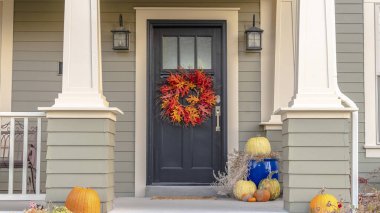 Panorama çerçevesi Ön kapıda asılı renkli sonbahar çelengi