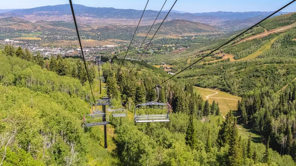 Panorama Cadeiras e vista aérea de trilhas para caminhadas de montanha e edifícios no verão — Fotografia de Stock