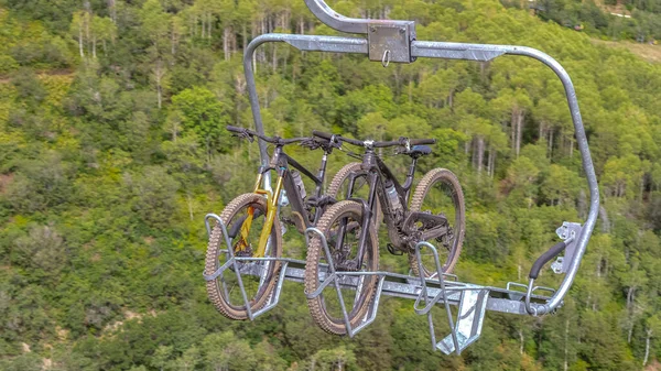 Panorama Acercamiento de telesillas con bicicletas de montaña en la estación de esquí de Park City en temporada baja —  Fotos de Stock