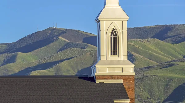 Panorama Focus sur le toit et le clocher d'une église avec mur extérieur en brique rouge classique — Photo