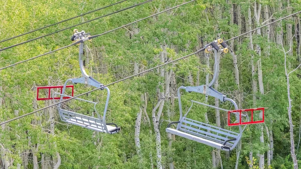 パークシティスキー場の晴れた夏の日に山や木の上のパノラマフレームチェアリフト — ストック写真