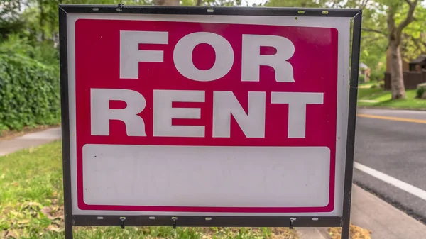 Panorama rám Close up of the real estate For Rent sign with road trees and sky background — Stock fotografie